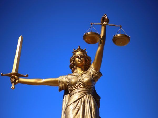 Schadevergoeding door een advocaat laten claimen, is niet nodig omdat u recht heeft op gratis juridische hulp.