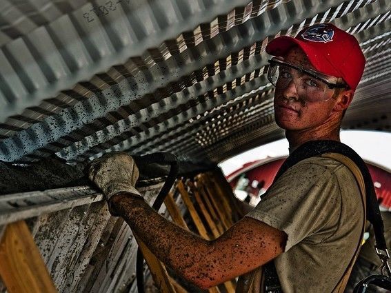 Een ongeluk op het werk kan voorkomen worden als een werkgever onder andere de benodigde beschermingsmiddelen aanreikt en verplicht stelt.