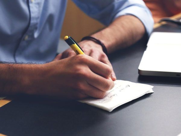 U kunt schadevergoeding eisen van de tegenpartij door middel van het versturen van een aansprakelijkheidsbrief naar de verzekeraar.